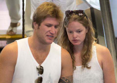  Ex-BBB Alemão recebe carinho da namorada Vivian, de 19 anos 